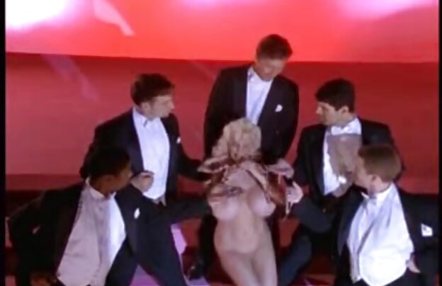 XXX یک مرد در نزدیکی استخر توخالی قرمز در نقطه دانلود فیلم سکسی جدید شهوانی