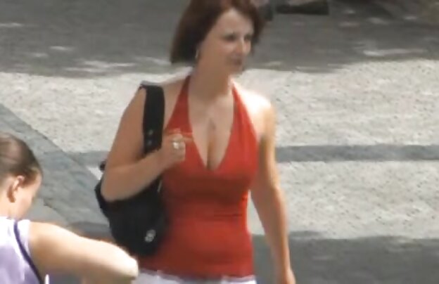 XXX خوش تیپ سیاه و سفید سایت سکسی sex021 به ارمغان آورد یک لیوان شراب سبزه در بیدمشک او در حمام