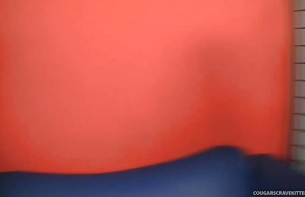 XXX یک مرد طول می کشد تا دوستان خود را بر روی فیلم سینمای سکسی جدید دوربین به عنوان آنها