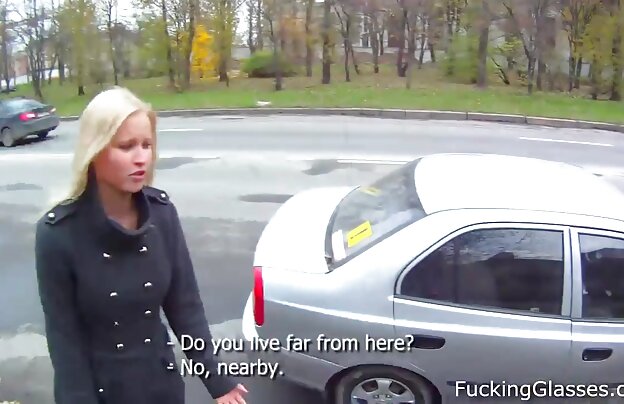 XXX یک مرد نشسته روی یک صندلی و تصمیم به آلت تناسلی خود دانلود فیلم سکسی جدید 2018 را.