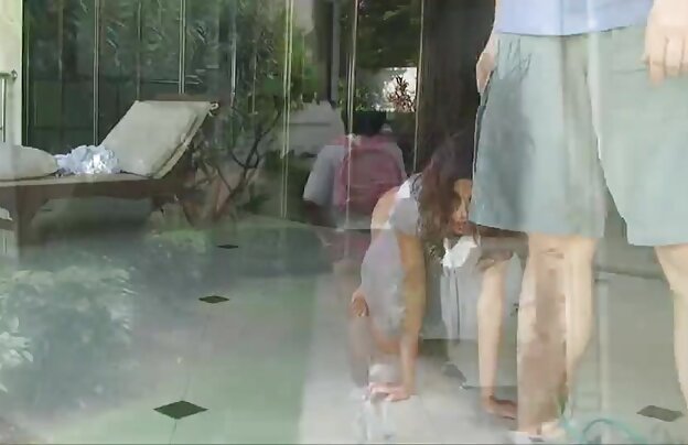 XXX تا حدودی مبتذل مرد بازگشت فیلم سینمایی سکسی جدید به خانه پس از کار او در می یابد که دوست دختر خود را آماده کرده بود برای او یک هدیه فوق العاده در قالب آب است لودگی دختر از مرد بلافاصله در مقعد