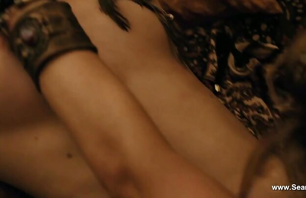 XXX پدر بزرگ خود را با این نسخهها کار در باغ او را دیدم نوه اش دروغ گفتن نیمه برهنه. قادر به تحمل انداخت بیل و رفت دانلود فیلم جدید 2018 سکسی به کودک و شروع به بوسیدن لب های او, سینه ها, مهبل