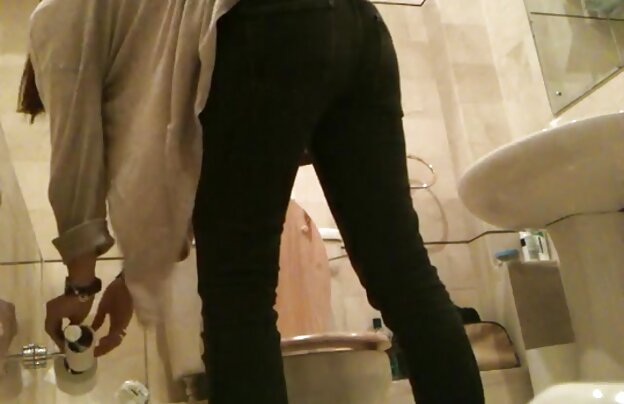 XXX زیبا, سگ ماده, راه رفتن با دوست خود در خیابان های روم در حال حاضر و پس از آن به دنبال این نوع از جای منزوی به متنعم سیاوش دلسوز سکس یک مرد با یک کار ضربه داغ