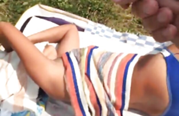 XXX سبزه با توپ های بزرگ فیلم سینمایی سکسی جدید در یک مرد در تخت خواب.