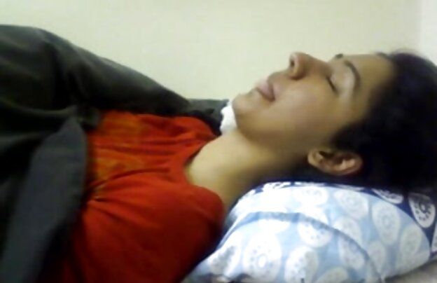 XXX وارد اتاق او در شب یک دختر جوان می بیند برده او دروغ گفتن در بستر او او و حرکات تند و سریع خاموش. شما در حال بد و عجیب و غریب او گفت: 