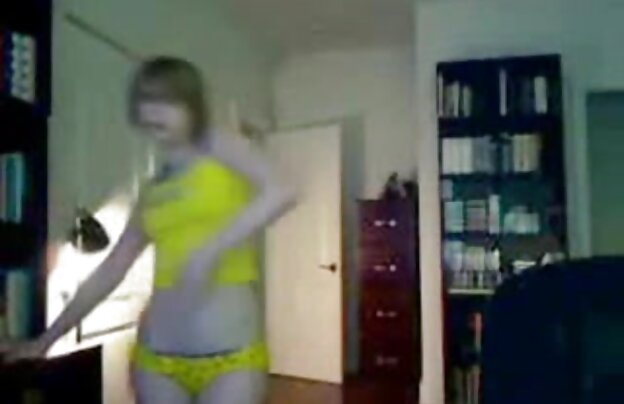 XXX یک دختر در سایت سکسی sex021 تخت او.