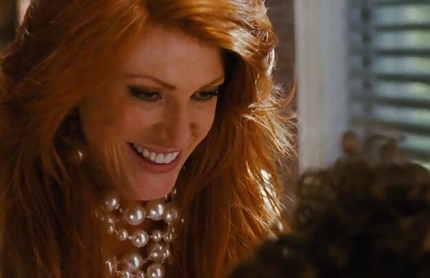 XXX دختر با موهای قرمز, تالار دانلودفیلم سوپرخارجی جدید گفتگوی جوانان ایرانی می شود توسط یک مرد خوش تیپ.