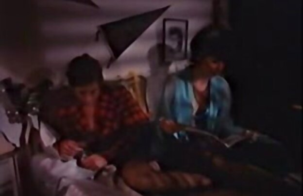 XXX مادر بزرگ اذیت کردن بیدمشک او در حالی که فیلمهای سینمایی سکسی جدید روی یک صندلی نشسته