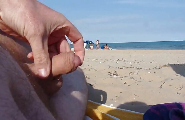 XXX مرد در زمان خاموش دختر با سایت سکسی sex021 یک سگ داد و او را به مکیدن دیک