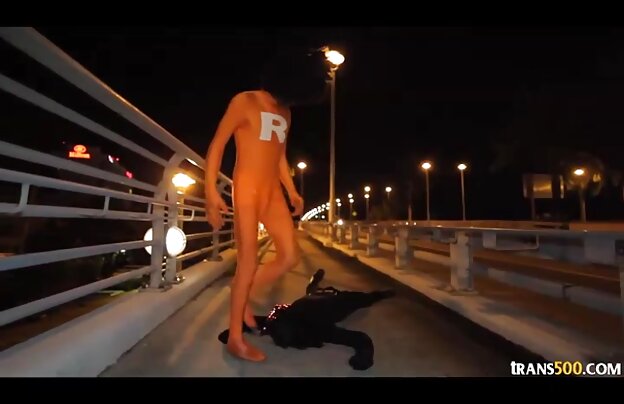 XXX فریبنده مرد در پیراهن قرمز, در راه حل با سوزن سکس اچ دی جدید تبدیل سر خود را به موهای قرمز زیبایی در یک زن و شوهر از کلمات نوع شکلک و در حال حاضر آن را در دامان خود بزرگ چاق