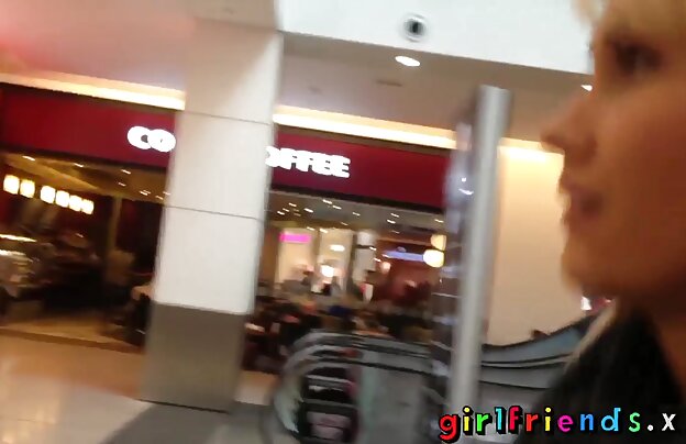 XXX جوان بلوند, ماساژ می دهد به پدر بزرگ خود است دانلودفيلم سينمايي سكسي و با دستکاری.